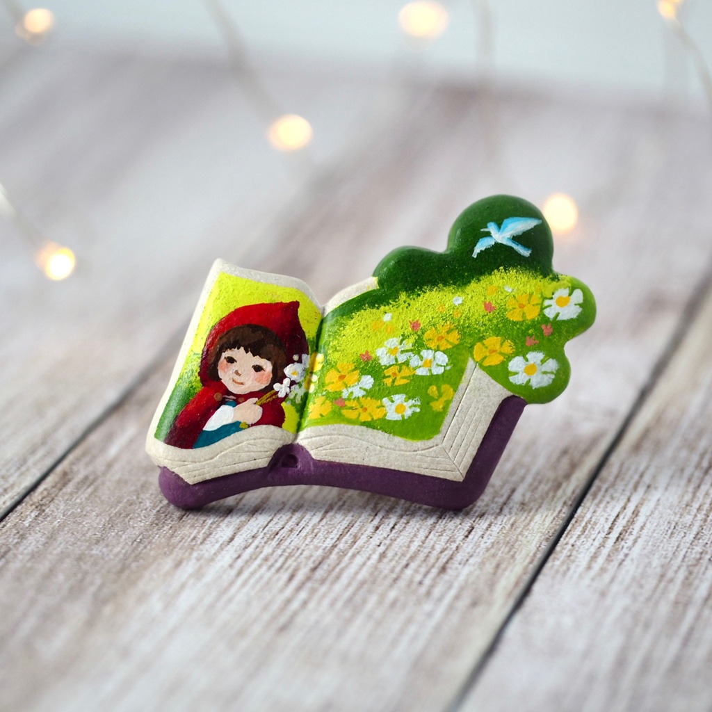 絵本ブローチ《赤ずきん》【手描きイラスト・陶土ブローチ】