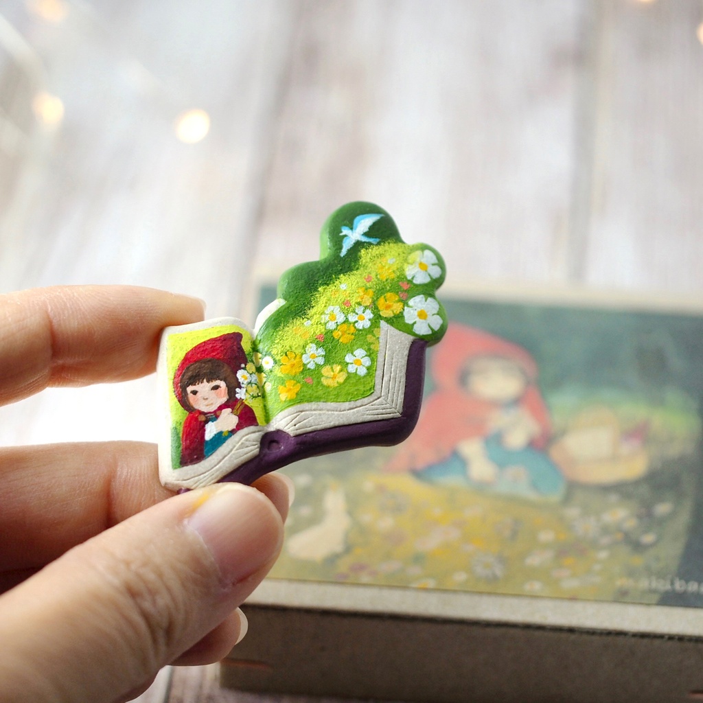 絵本ブローチ《赤ずきん》【手描きイラスト・陶土ブローチ】