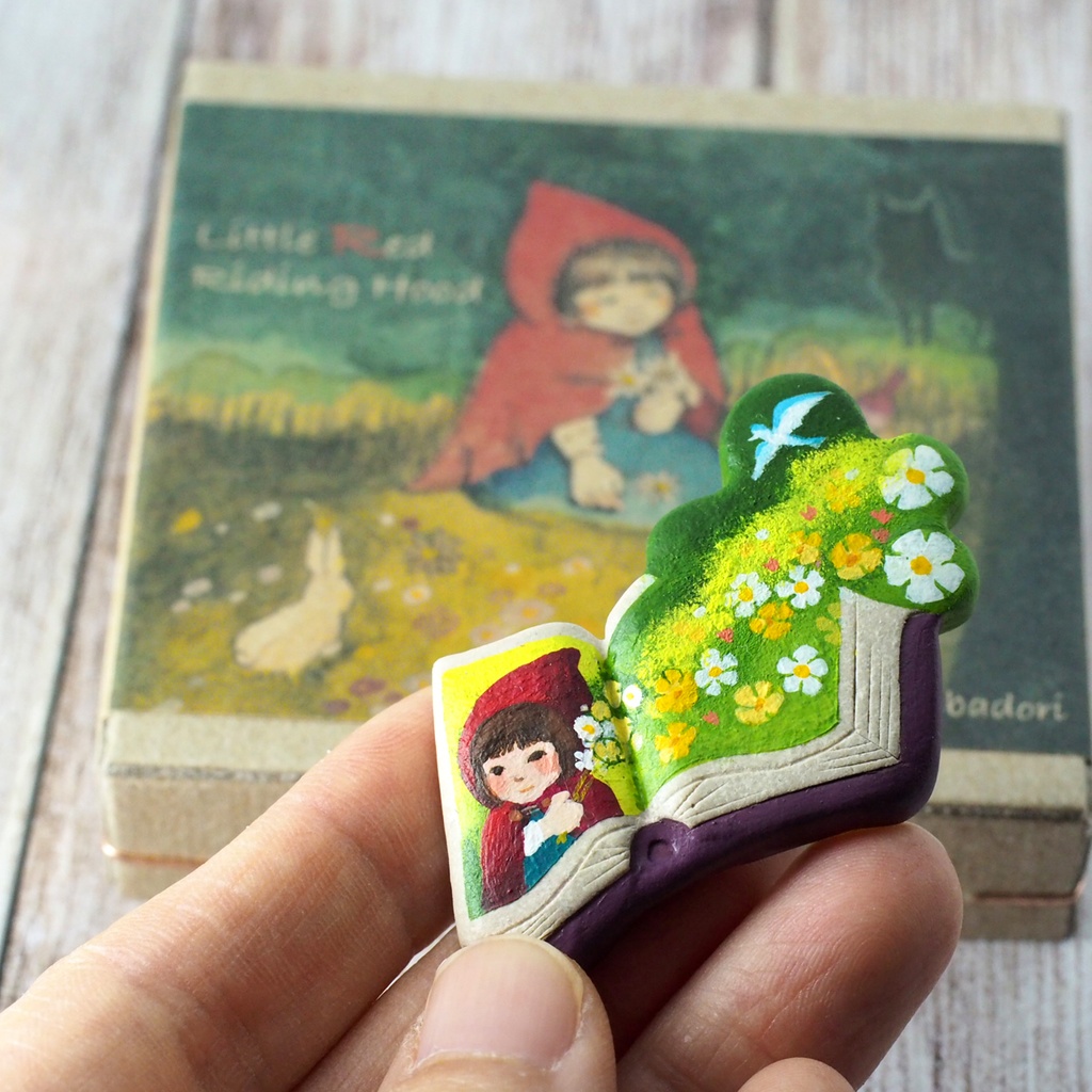 絵本ブローチ《赤ずきん》【手描きイラスト・陶土ブローチ】