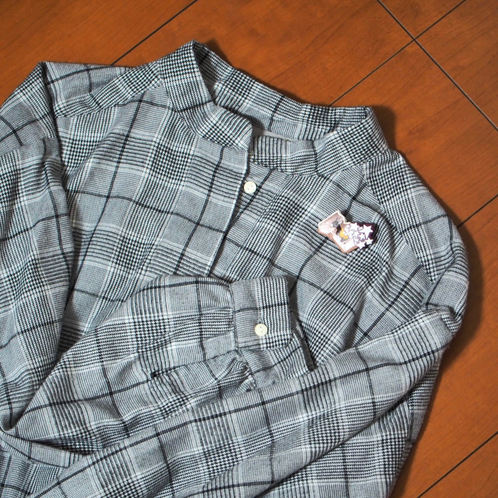 絵本ブローチ《赤ずきん》【手描きイラスト・陶土ブローチ】