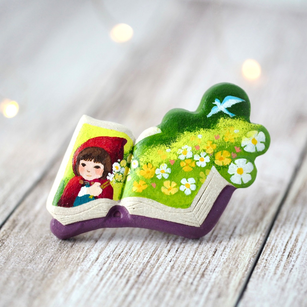 絵本ブローチ《赤ずきん》【手描きイラスト・陶土ブローチ】