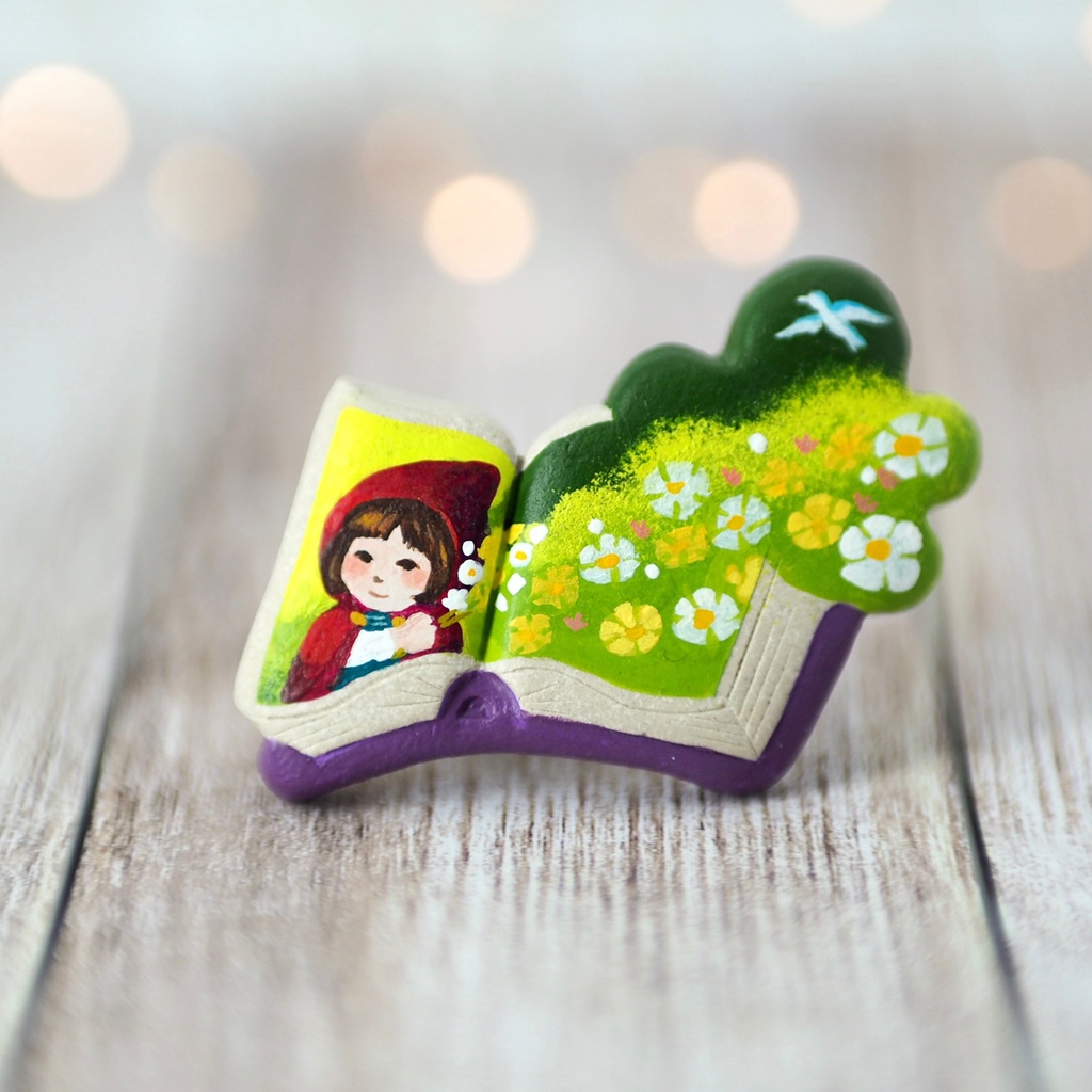 絵本ブローチ《赤ずきん》【手描きイラスト・陶土ブローチ】
