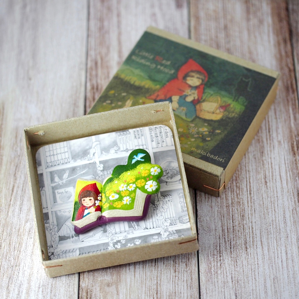 絵本ブローチ《赤ずきん》【手描きイラスト・陶土ブローチ】
