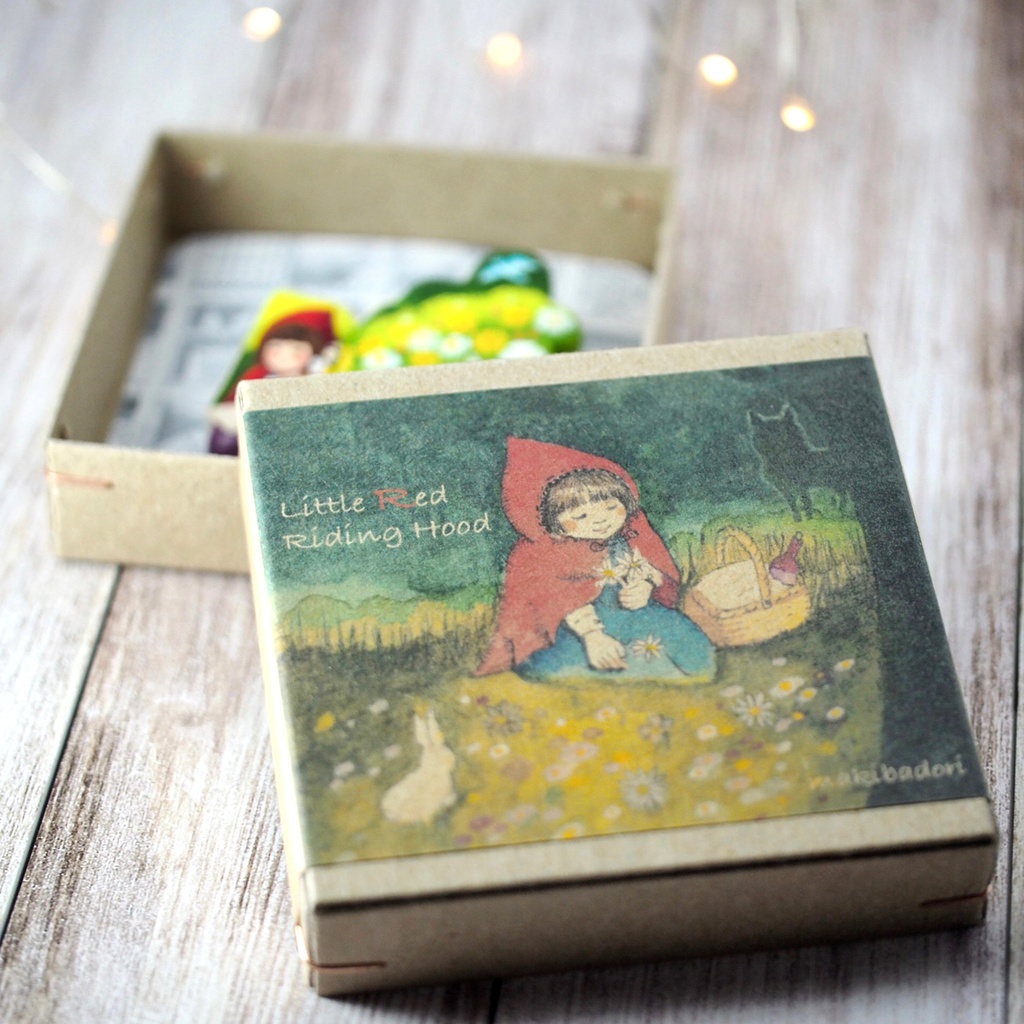 絵本ブローチ《赤ずきん》【手描きイラスト・陶土ブローチ】