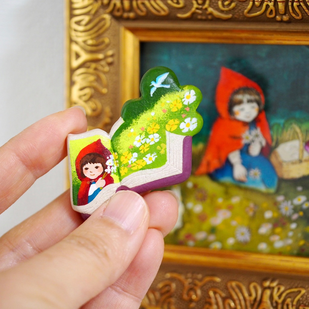 絵本ブローチ《赤ずきん》【手描きイラスト・陶土ブローチ】