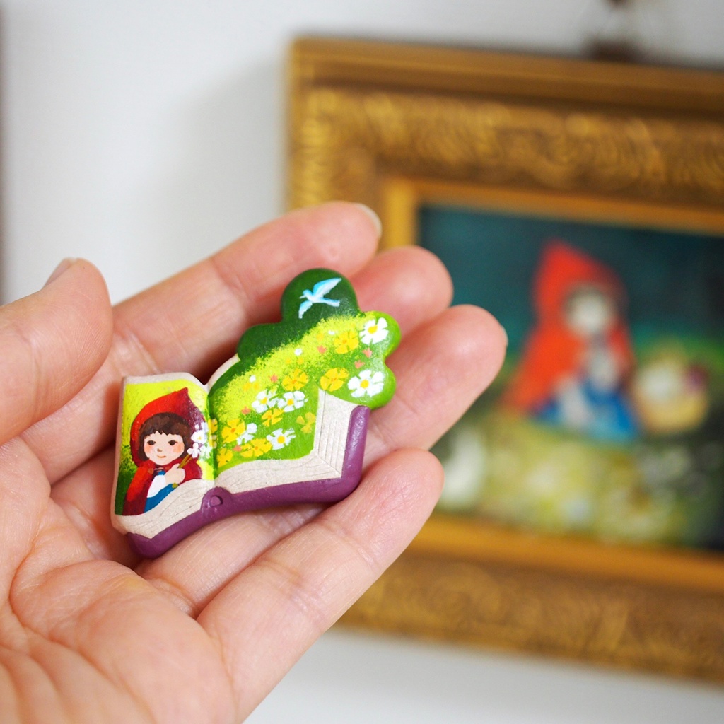 絵本ブローチ《赤ずきん》【手描きイラスト・陶土ブローチ】