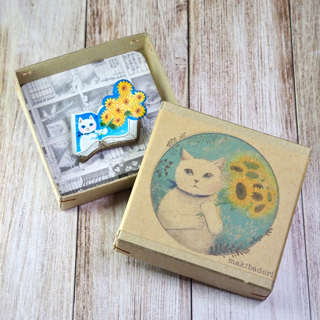 絵本ブローチ《ヒマワリの君に〜白猫》【手描きイラスト・陶土ブローチ】