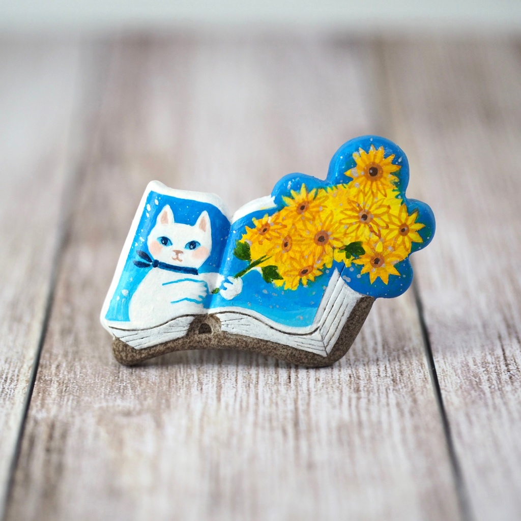 絵本ブローチ《ヒマワリの君に〜白猫》【手描きイラスト・陶土ブローチ】