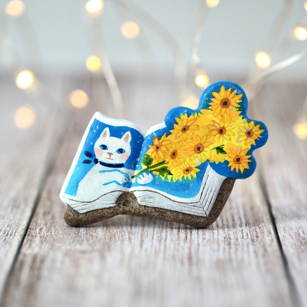 絵本ブローチ《ヒマワリの君に〜白猫》【手描きイラスト・陶土ブローチ】