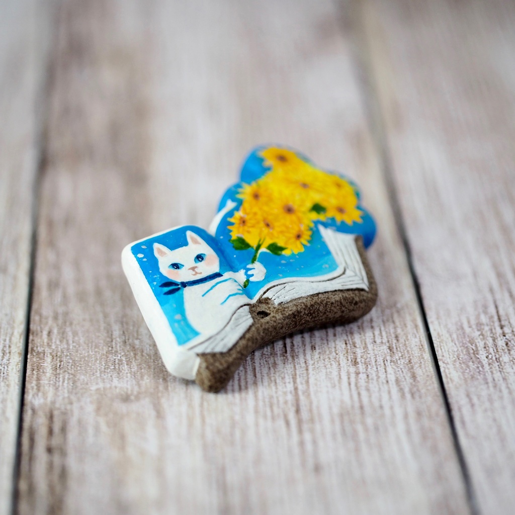 絵本ブローチ《ヒマワリの君に〜白猫》【手描きイラスト・陶土ブローチ】