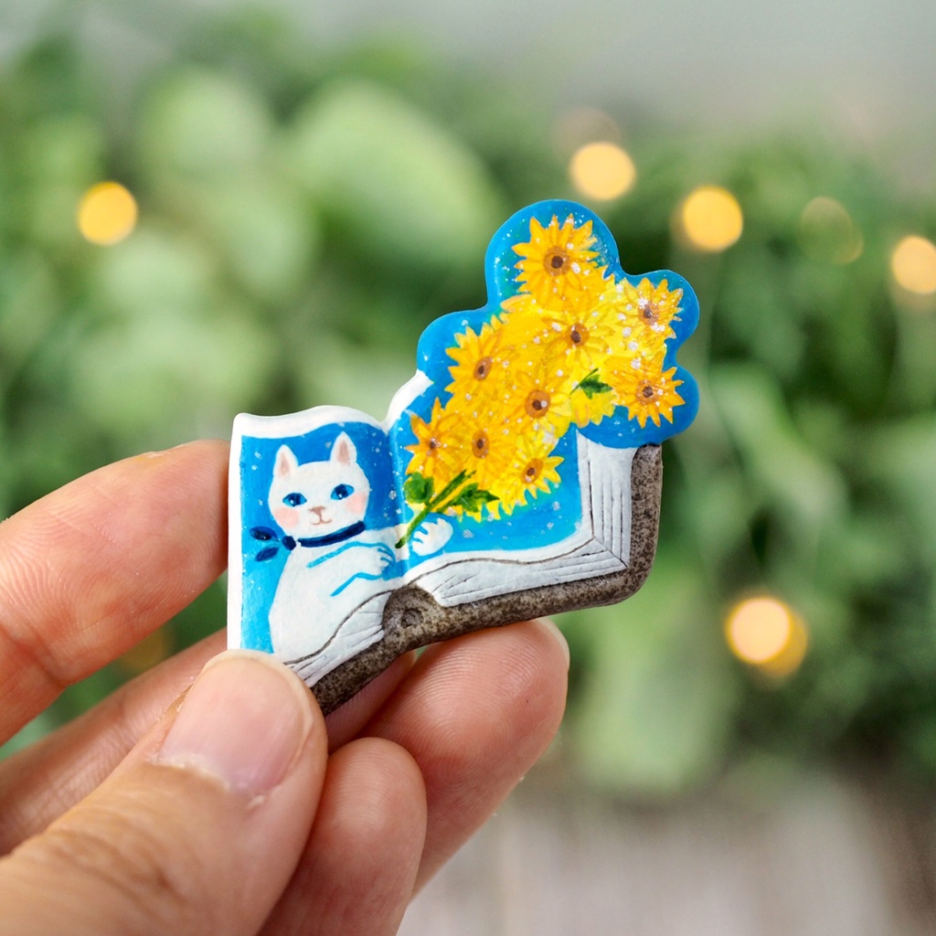 絵本ブローチ《ヒマワリの君に〜白猫》【手描きイラスト・陶土ブローチ】