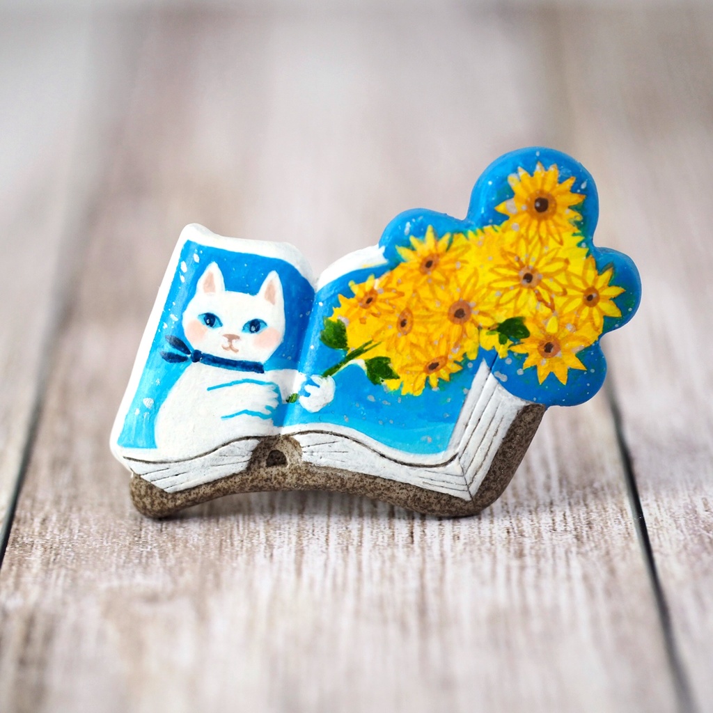 絵本ブローチ《ヒマワリの君に〜白猫》【手描きイラスト・陶土ブローチ】