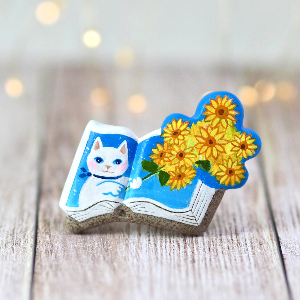 絵本ブローチ《ヒマワリの君に〜白猫》【手描きイラスト・陶土ブローチ】