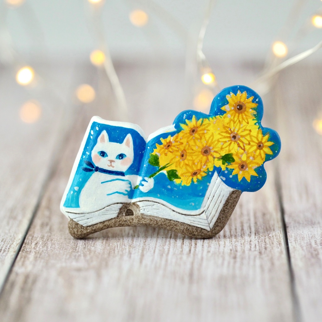 絵本ブローチ《ヒマワリの君に〜白猫》【手描きイラスト・陶土ブローチ】