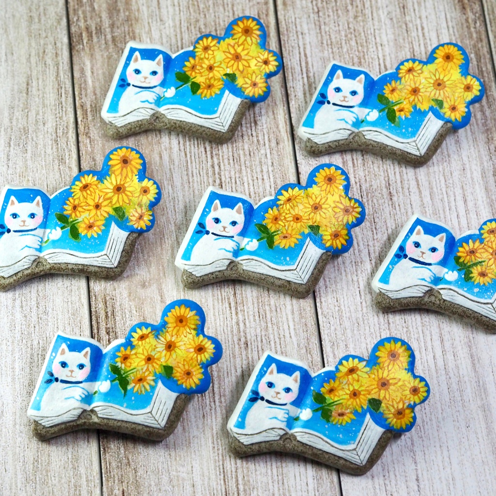 絵本ブローチ《ヒマワリの君に〜白猫》【手描きイラスト・陶土ブローチ】