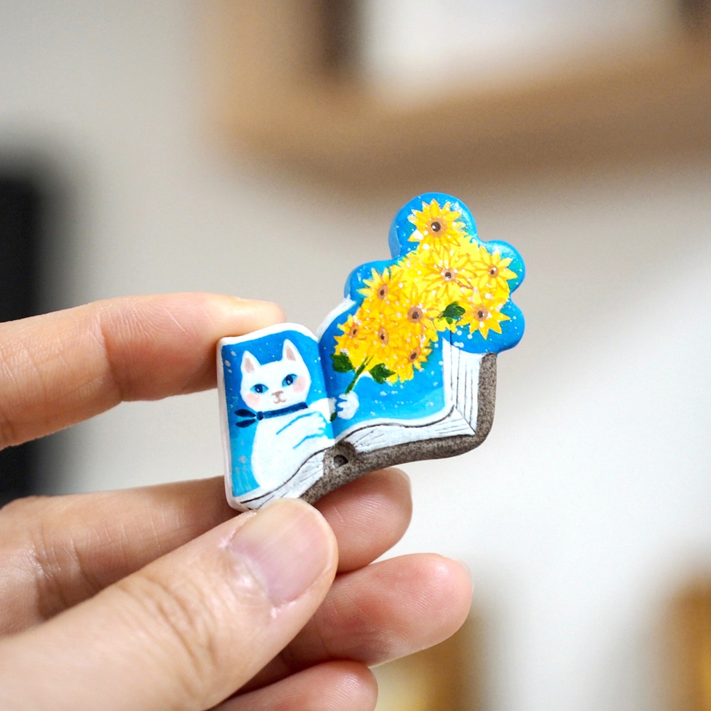 絵本ブローチ《ヒマワリの君に〜白猫》【手描きイラスト・陶土ブローチ】