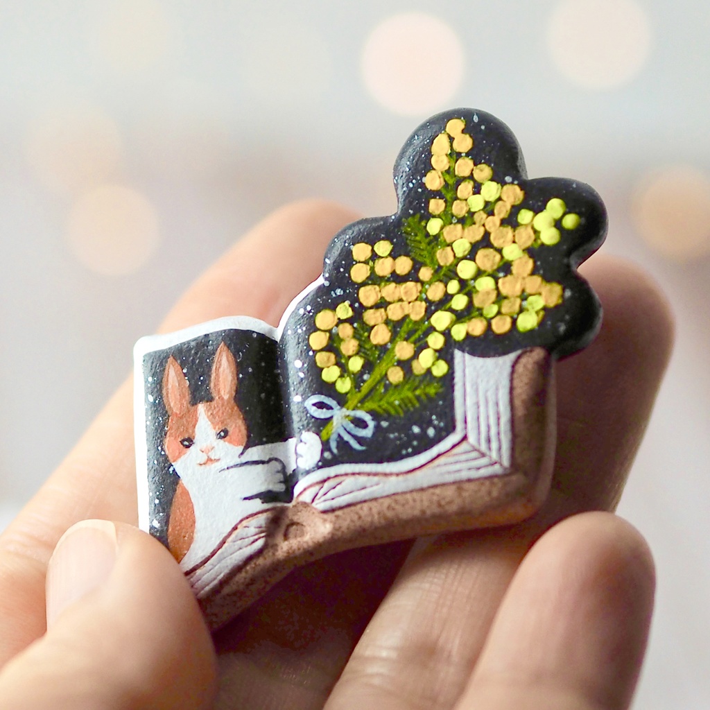 絵本ブローチ《ミモザの花束くれた君》【手描きイラスト・陶土ブローチ】