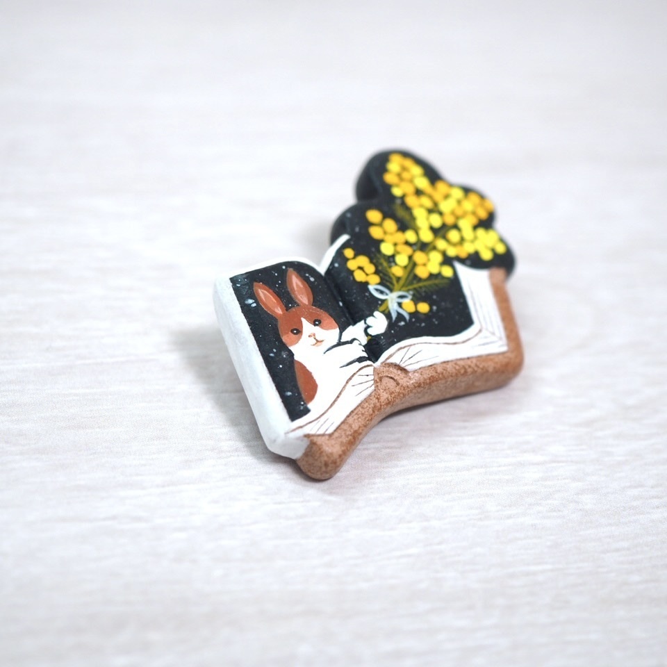 絵本ブローチ《ミモザの花束くれた君》【手描きイラスト・陶土ブローチ】