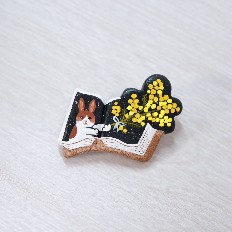 絵本ブローチ《ミモザの花束くれた君》【手描きイラスト・陶土ブローチ】