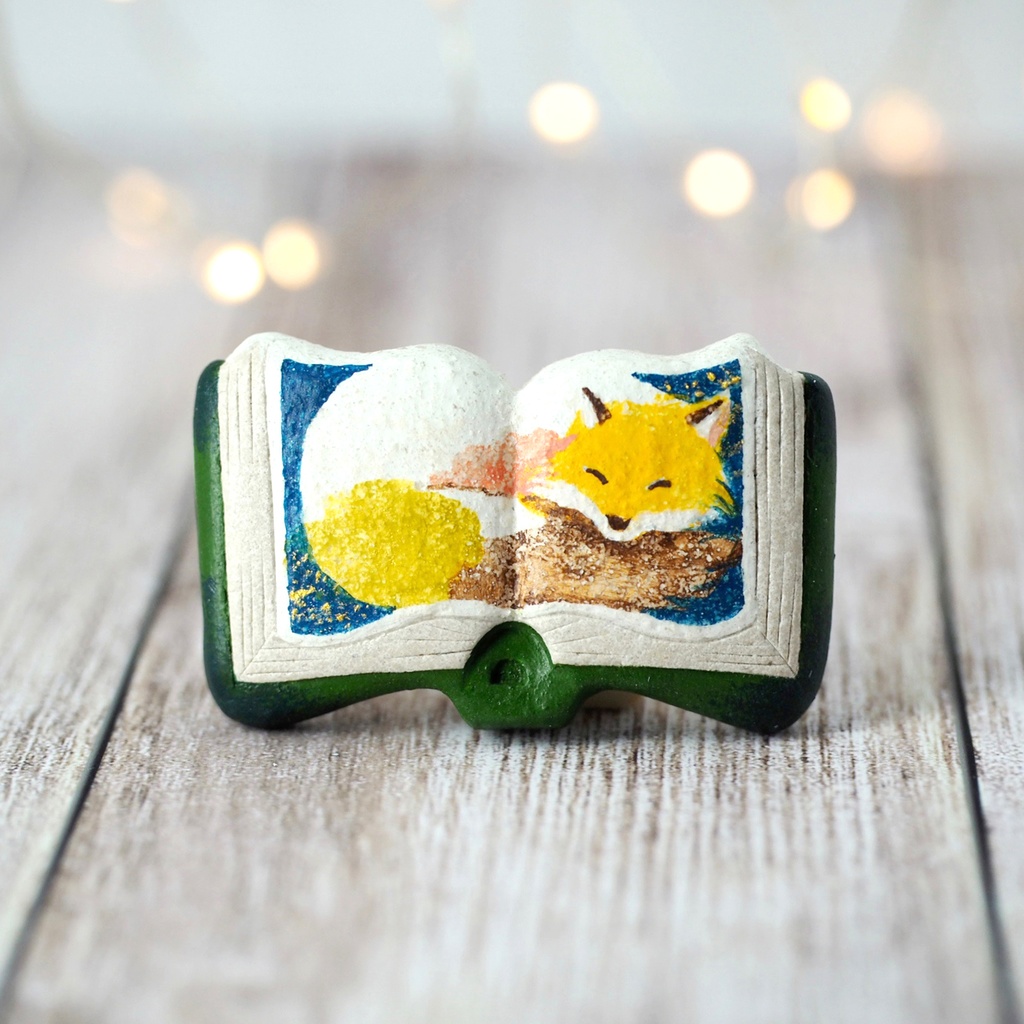 絵本ブローチ《ねむぎつね》【手描きイラスト・陶土ブローチ】