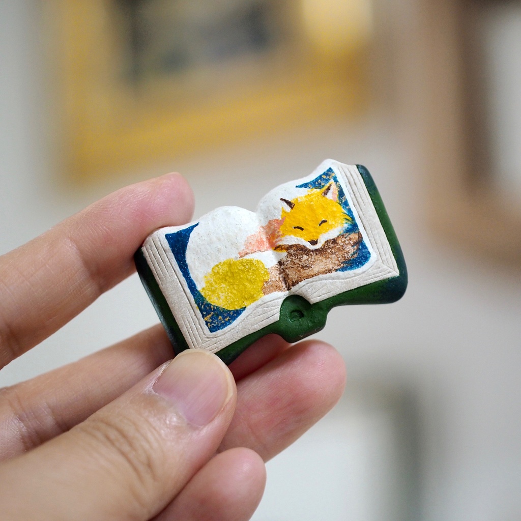 絵本ブローチ《ねむぎつね》【手描きイラスト・陶土ブローチ】