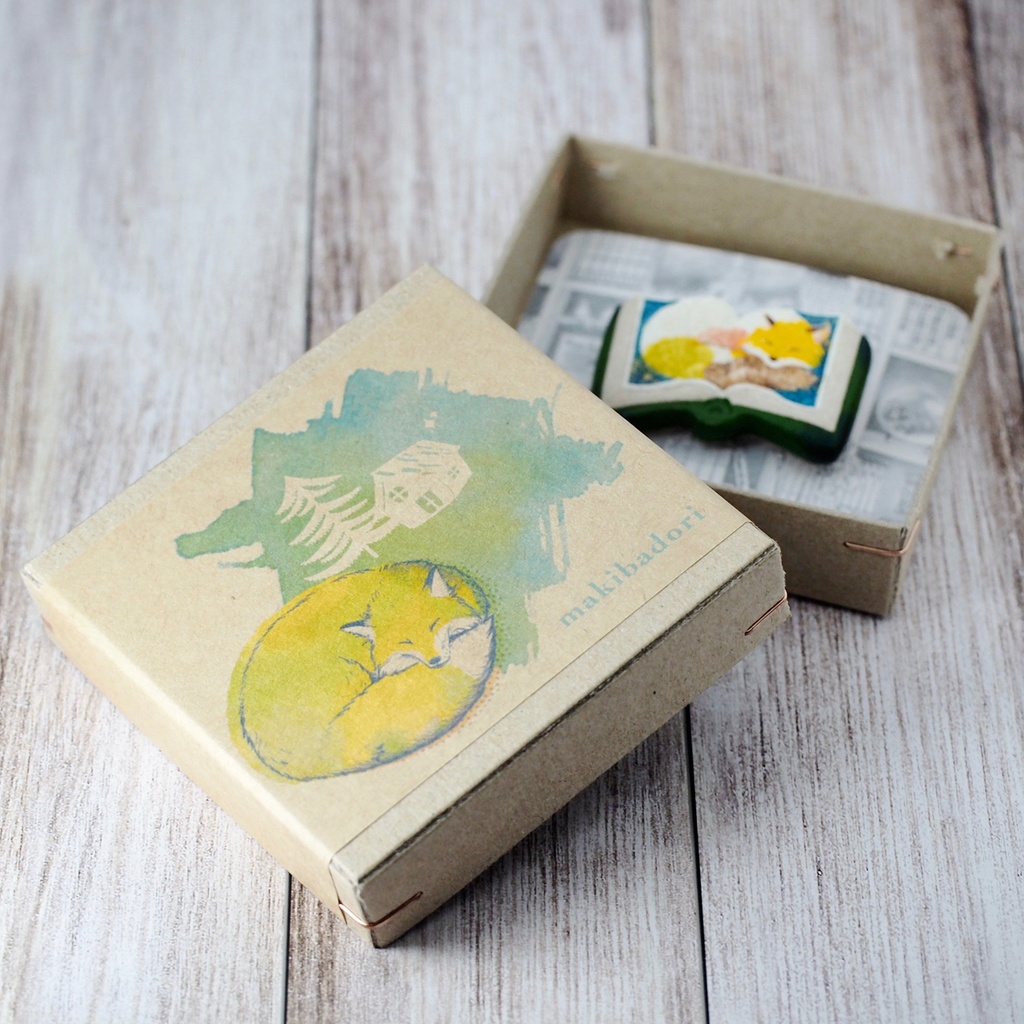 絵本ブローチ《ねむぎつね》【手描きイラスト・陶土ブローチ】