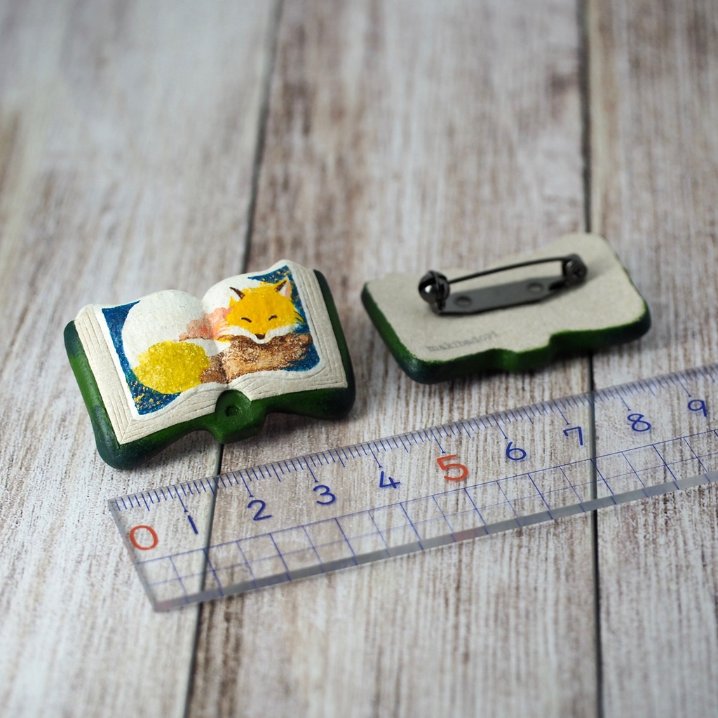 絵本ブローチ《ねむぎつね》【手描きイラスト・陶土ブローチ】