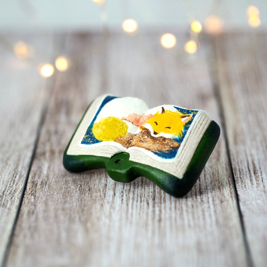 絵本ブローチ《ねむぎつね》【手描きイラスト・陶土ブローチ】