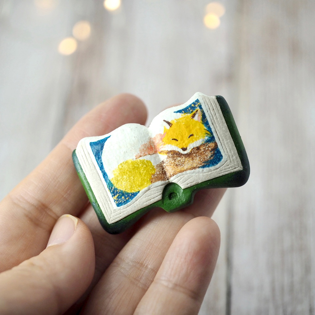 絵本ブローチ《ねむぎつね》【手描きイラスト・陶土ブローチ】