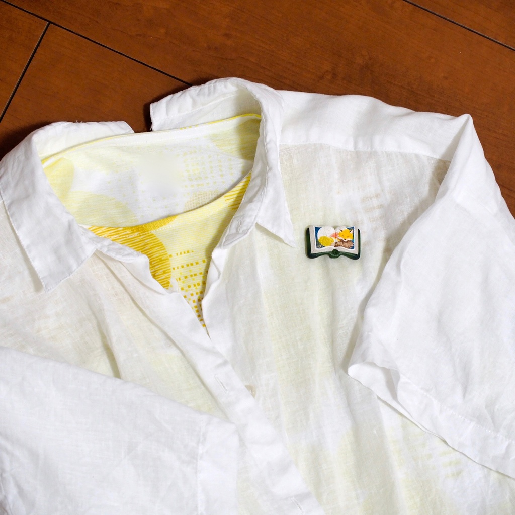 絵本ブローチ《ねむぎつね》【手描きイラスト・陶土ブローチ】