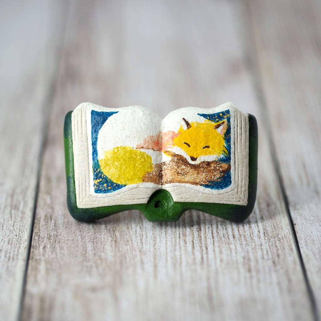 絵本ブローチ《ねむぎつね》【手描きイラスト・陶土ブローチ】