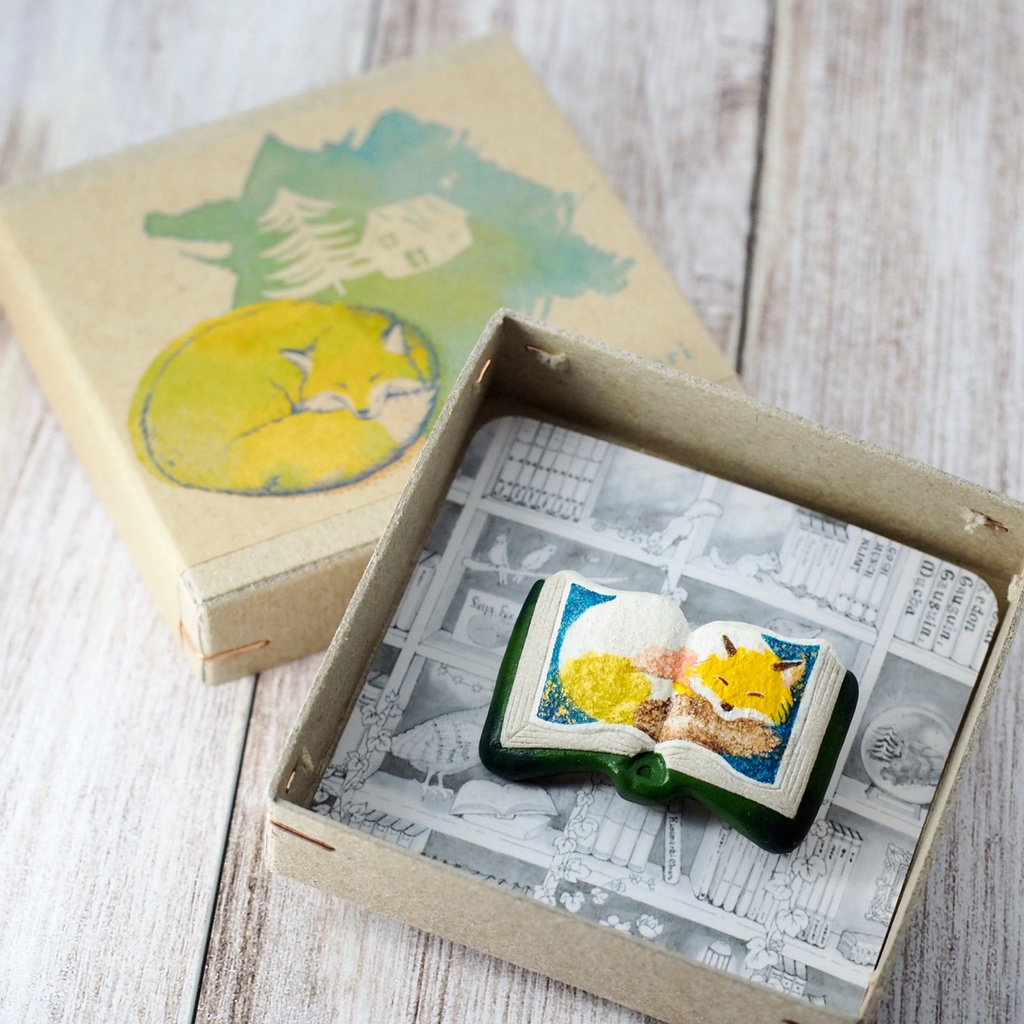 絵本ブローチ《ねむぎつね》【手描きイラスト・陶土ブローチ】