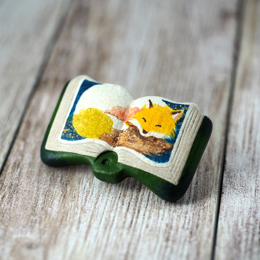 絵本ブローチ《ねむぎつね》【手描きイラスト・陶土ブローチ】