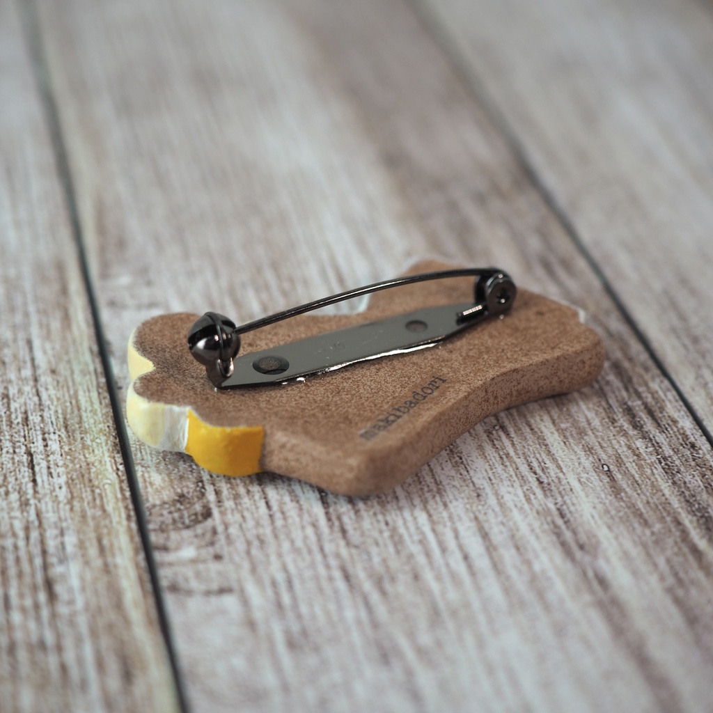 絵本ブローチ《ハリネズミ喫茶店》【手描きイラスト・陶土ブローチ】