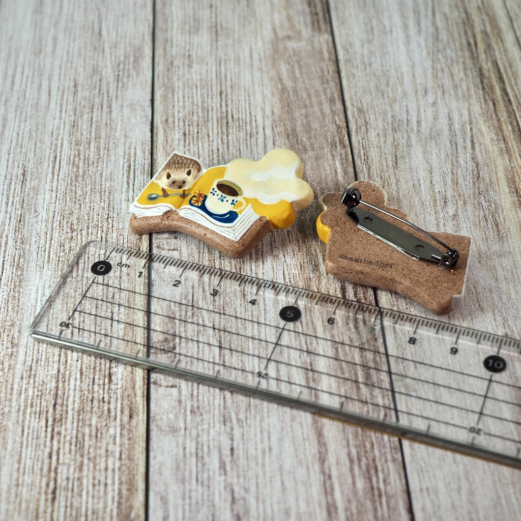 絵本ブローチ《ハリネズミ喫茶店》【手描きイラスト・陶土ブローチ】