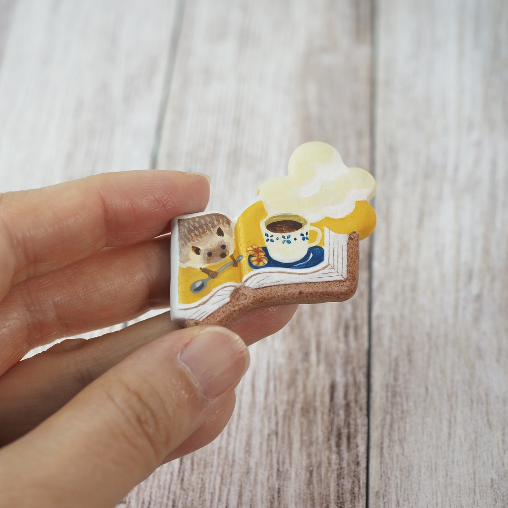 絵本ブローチ《ハリネズミ喫茶店》【手描きイラスト・陶土ブローチ】
