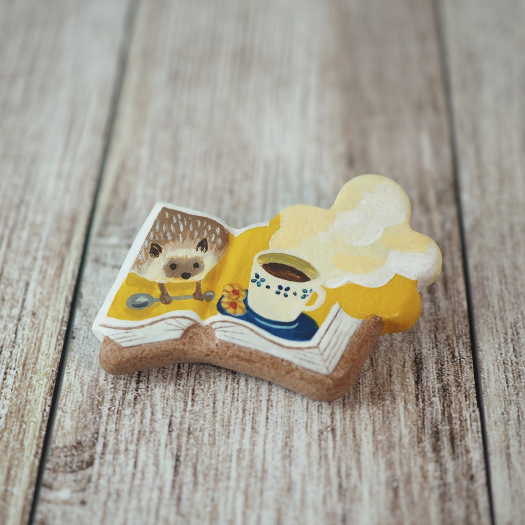 絵本ブローチ《ハリネズミ喫茶店》【手描きイラスト・陶土ブローチ】