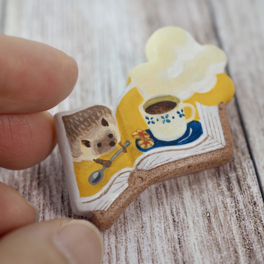 絵本ブローチ《ハリネズミ喫茶店》【手描きイラスト・陶土ブローチ】