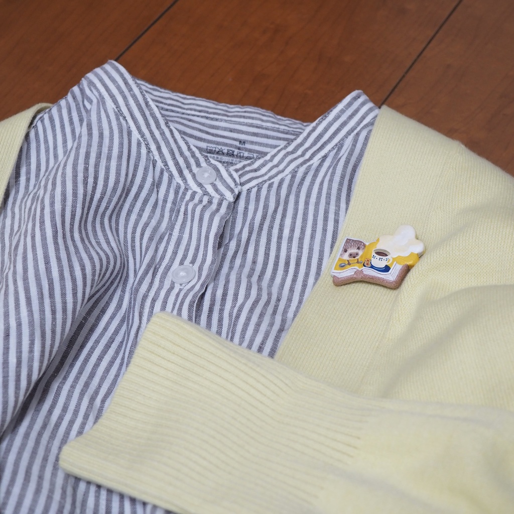 絵本ブローチ《ハリネズミ喫茶店》【手描きイラスト・陶土ブローチ】