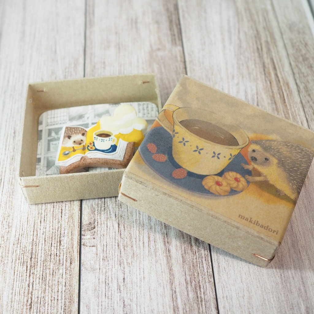 絵本ブローチ《ハリネズミ喫茶店》【手描きイラスト・陶土ブローチ】