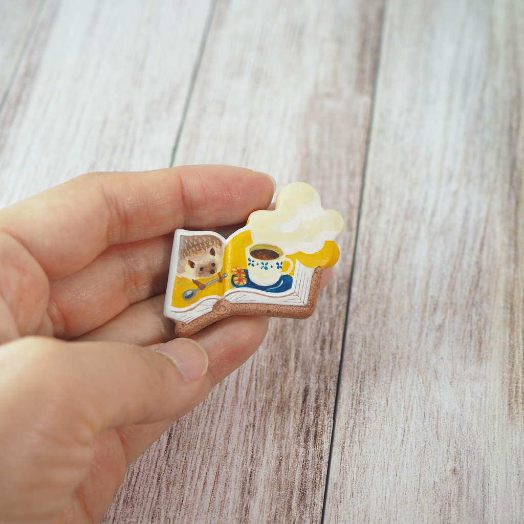 絵本ブローチ《ハリネズミ喫茶店》【手描きイラスト・陶土ブローチ】