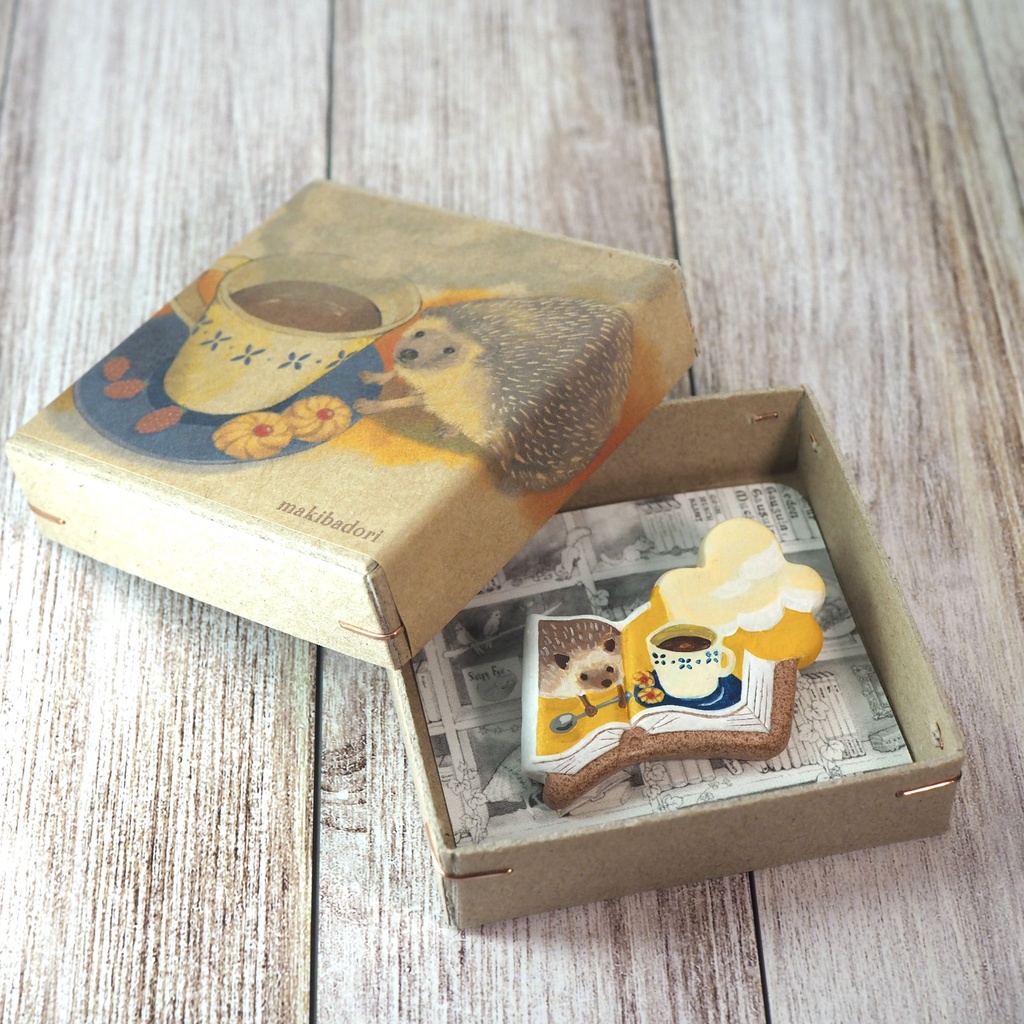 絵本ブローチ《ハリネズミ喫茶店》【手描きイラスト・陶土ブローチ】