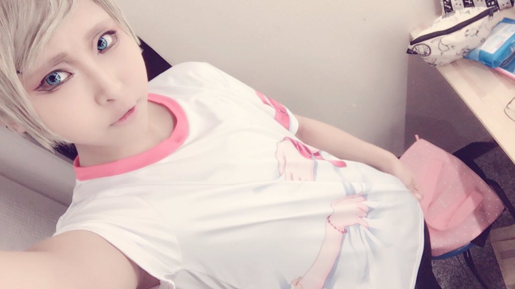 まゆ抱きつきTシャツ