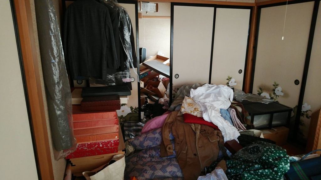 ゴミ屋敷一軒家写真資料240枚(アフター13枚)