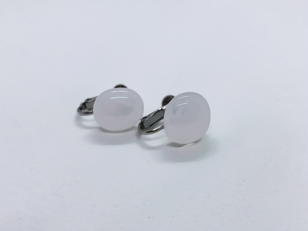 オパールホワイトのイヤリング