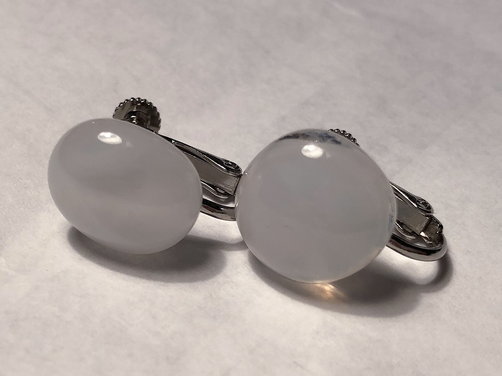 オパールホワイトのイヤリング