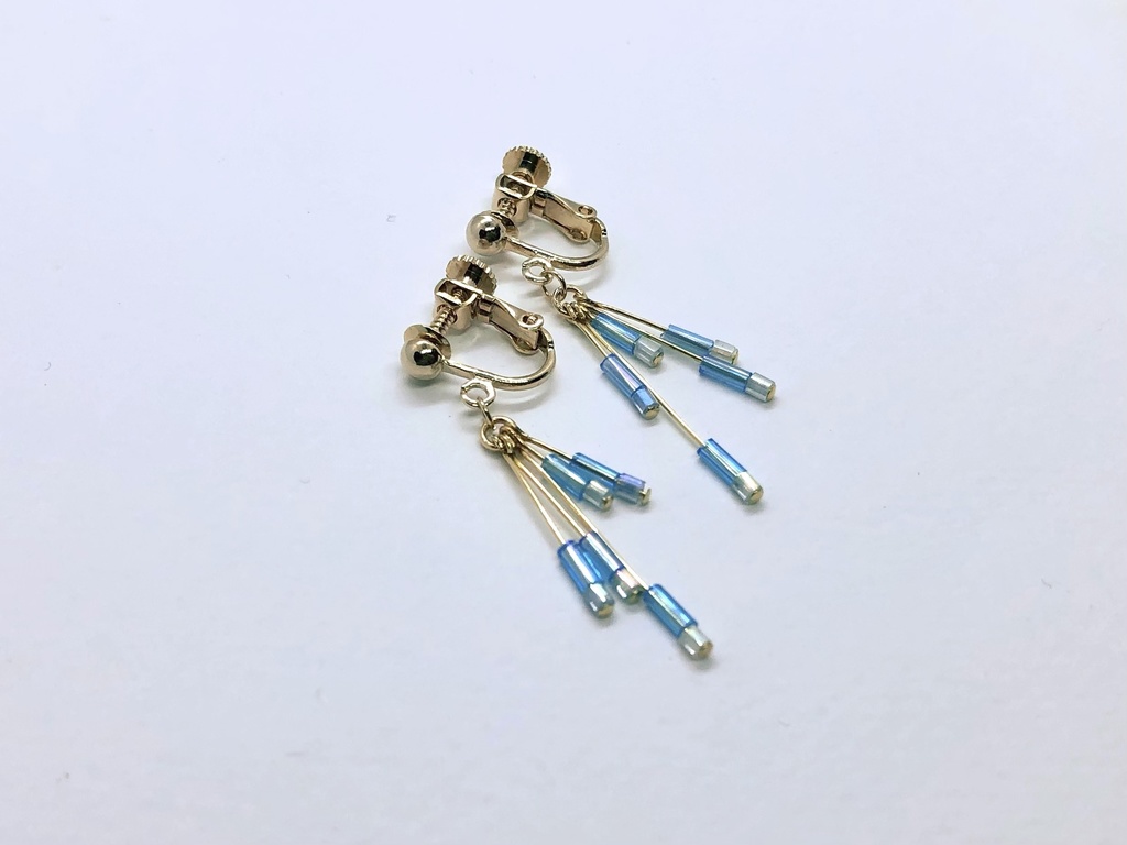 滴る雨のイヤリング