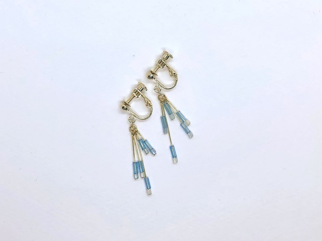 滴る雨のイヤリング