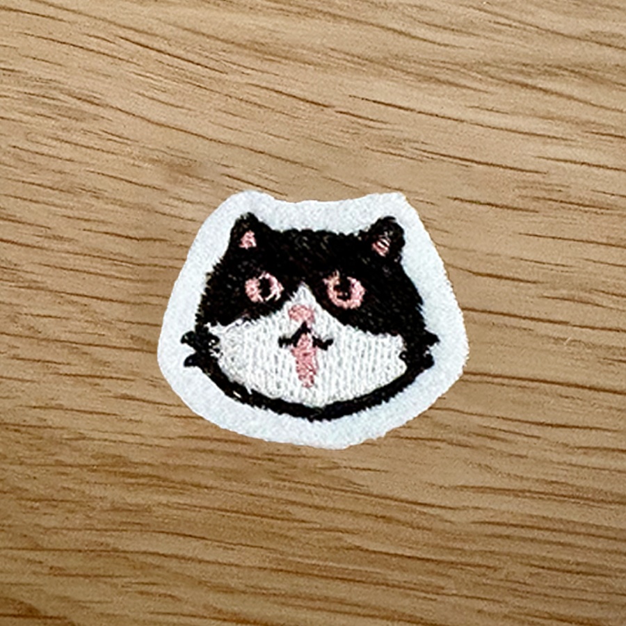 黒いハチワレねこ 刺繍ステッカー