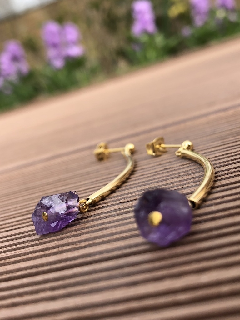 ラフロックカーブラインピアス(アメジスト)